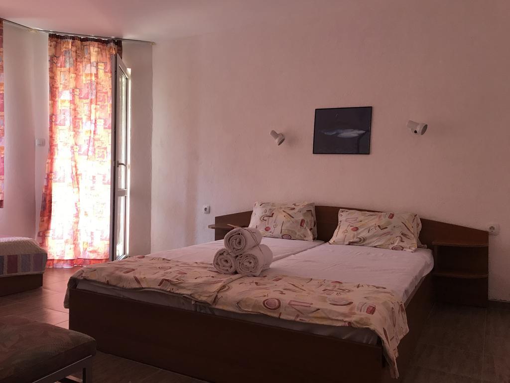 Guest House Villa Rose Primorsko Esterno foto