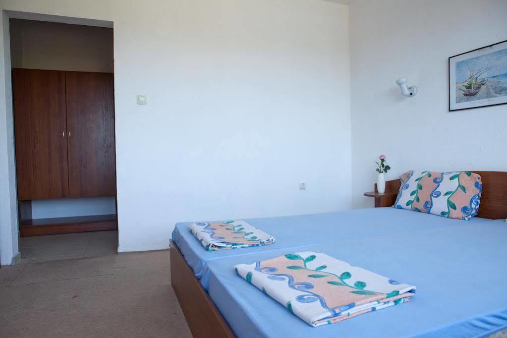 Guest House Villa Rose Primorsko Esterno foto